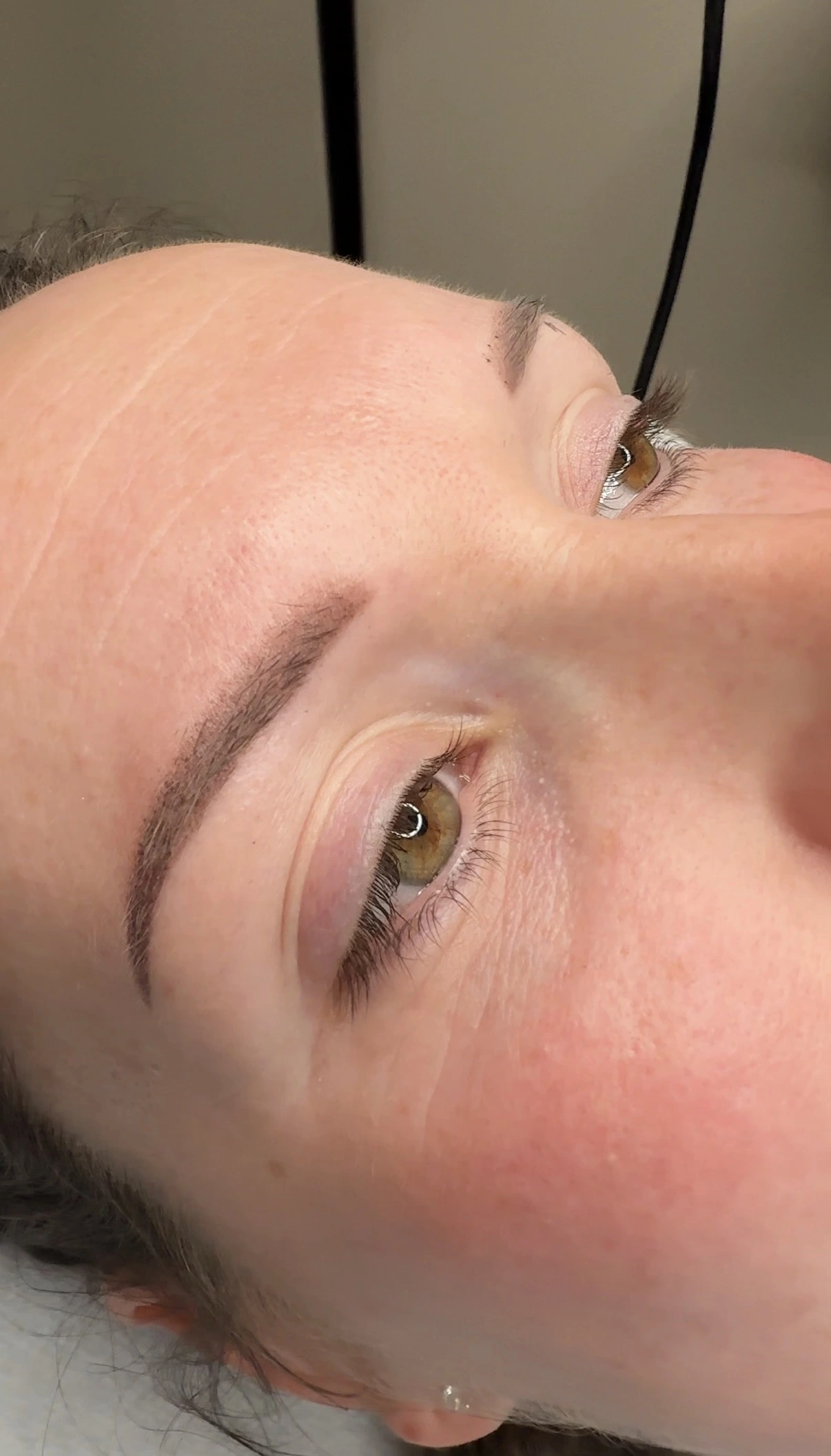 Après sourcils poudrés